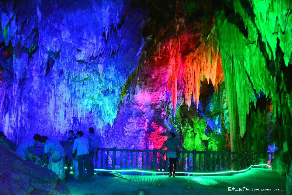 湖南初雪从朋友圈“飘”进现实   公园企鹅出门“撒欢”
